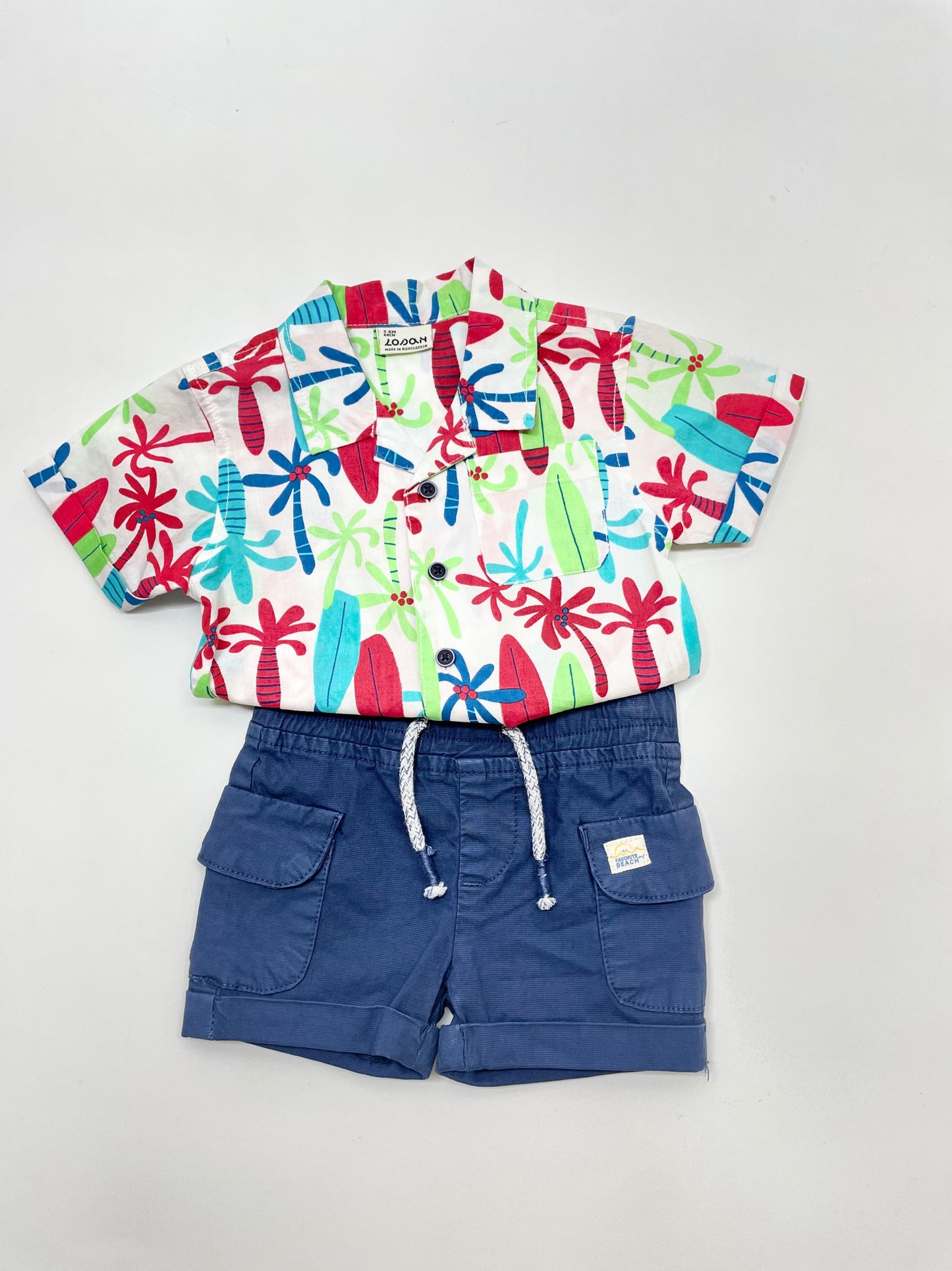 Set camisa palmas con short azul bolsas laterales, bebe