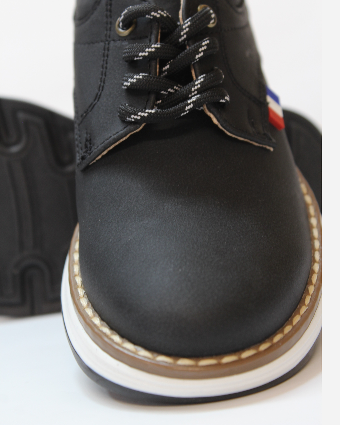 Zapato negro cordones bicolor