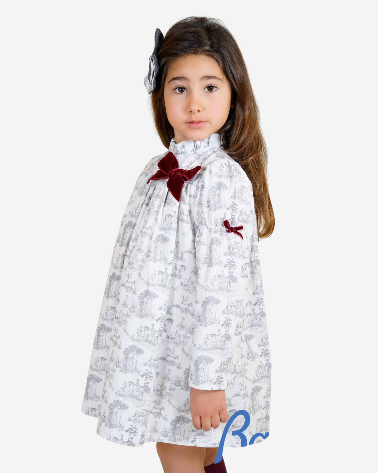 Vestido blanco textura caballitos moño terciopelo color vino