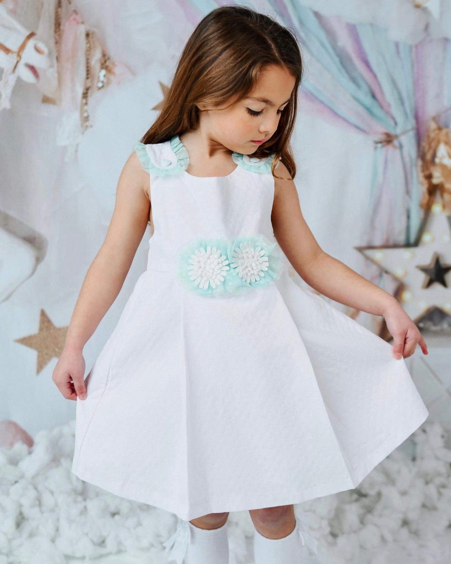 vestido babine color blanco con flores al frente tul verde