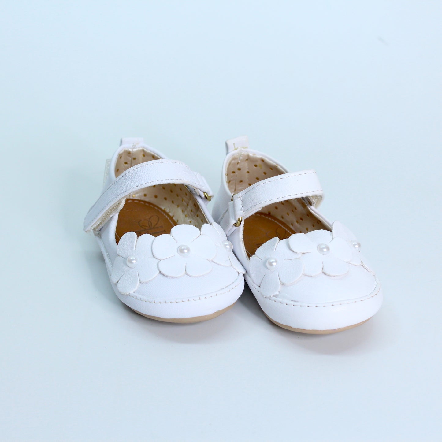 zapato color blanco cierre de velcro