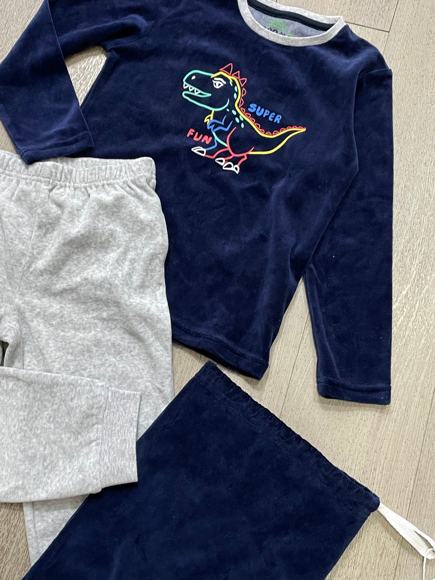 pijama azul de terciopelo. print dinosaurio