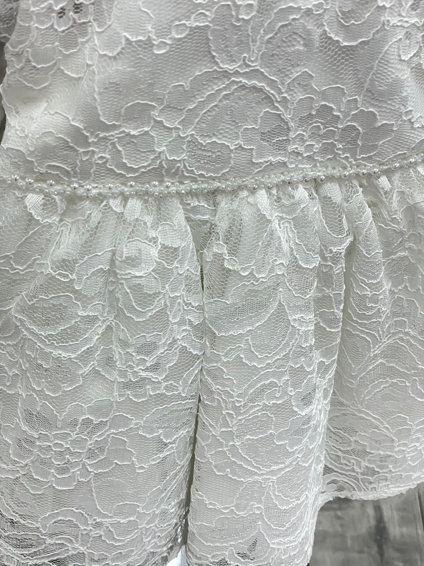 Vestido Off White de Encaje, Cinto con Perlas