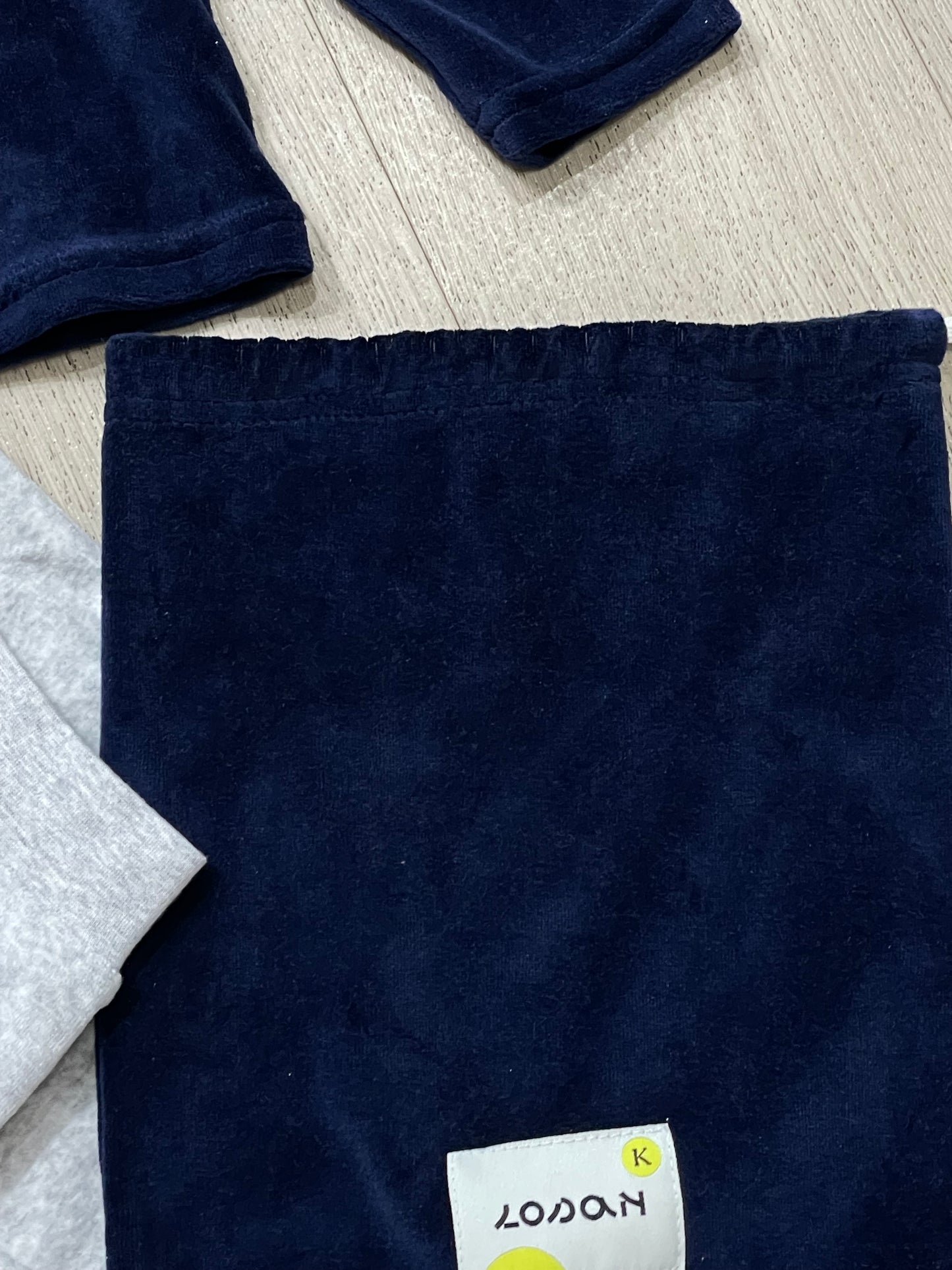 pijama azul de terciopelo. print dinosaurio