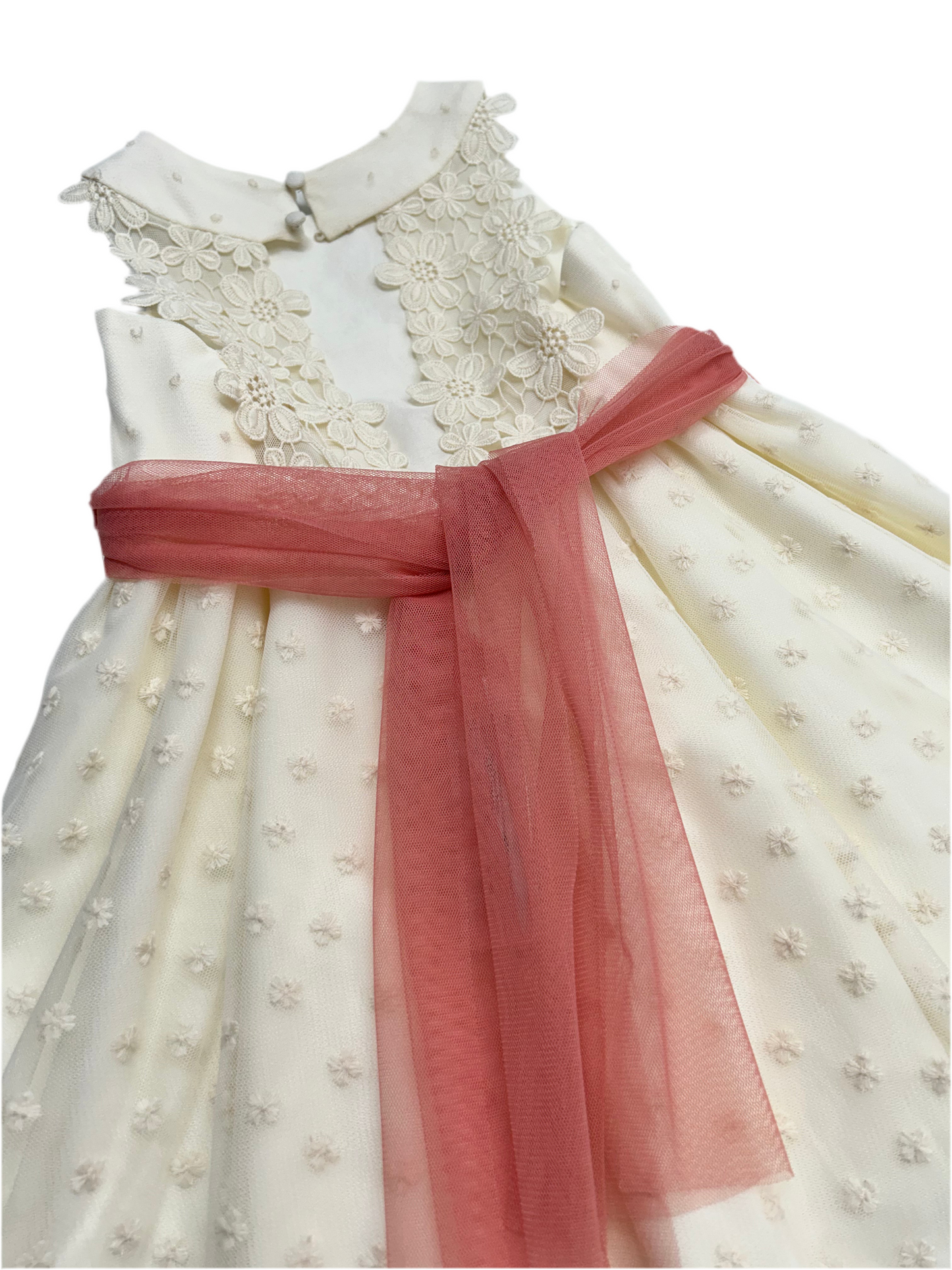 Vestido color crudo con flores en la cintura