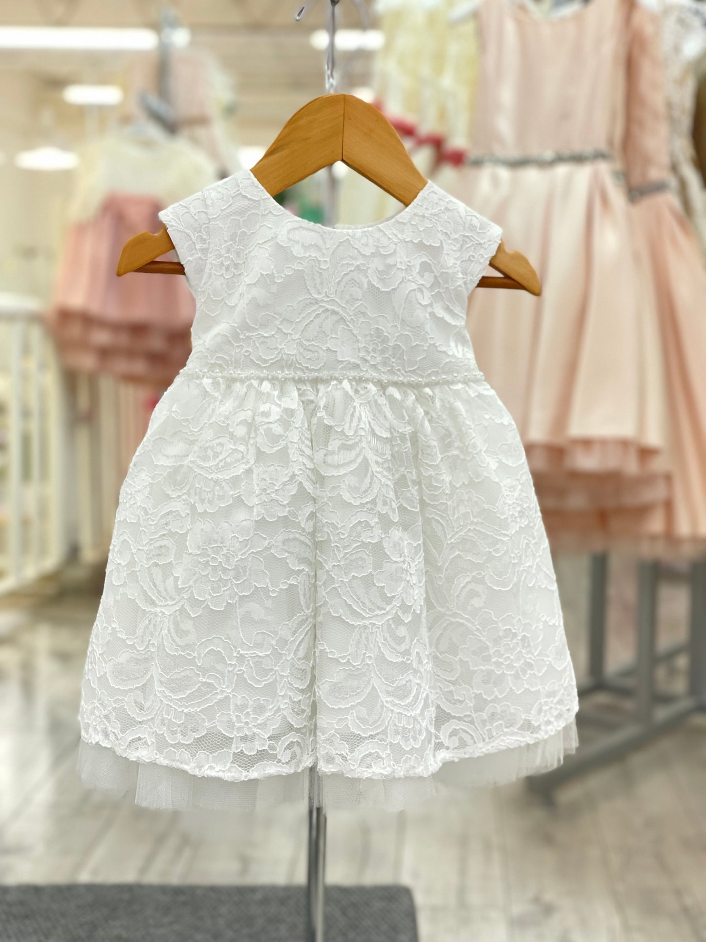 Vestido Off White de Encaje, Cinto con Perlas