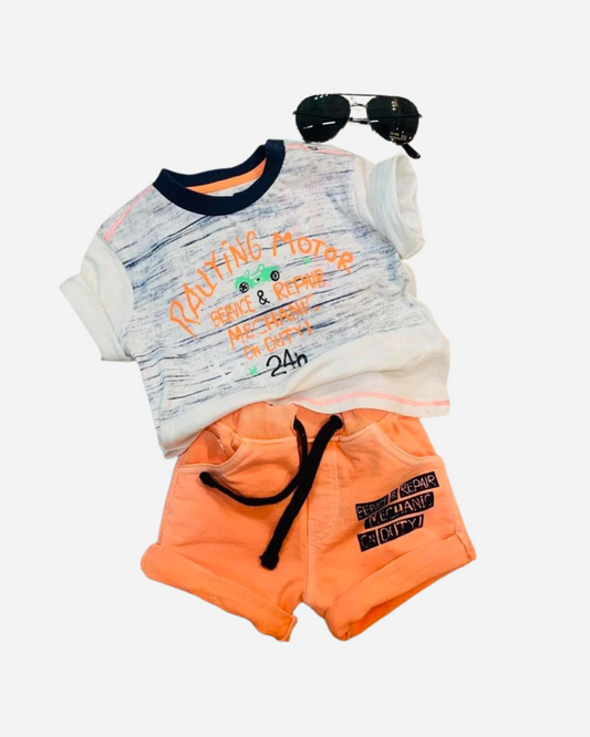 Conjunto camiseta blanca y short naranja con jareta