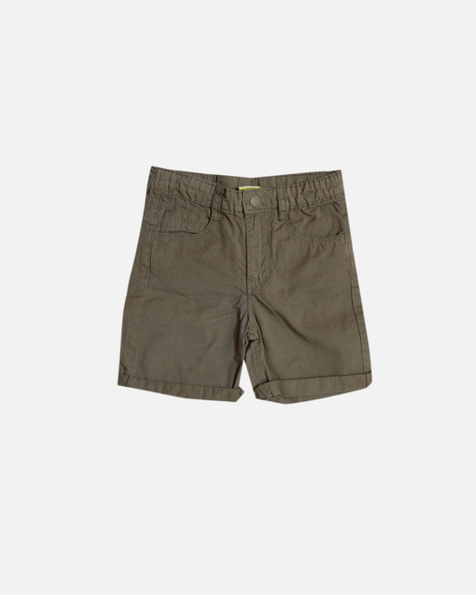 bermuda color verde militar, con ajuste interior. para niño