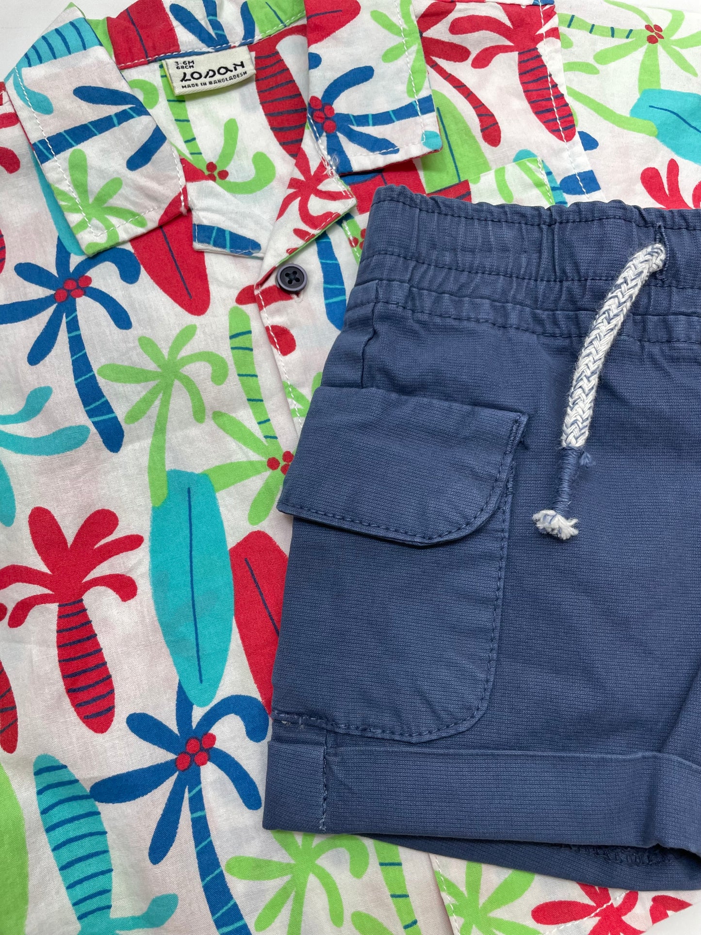 Set camisa palmas con short azul bolsas laterales, bebe