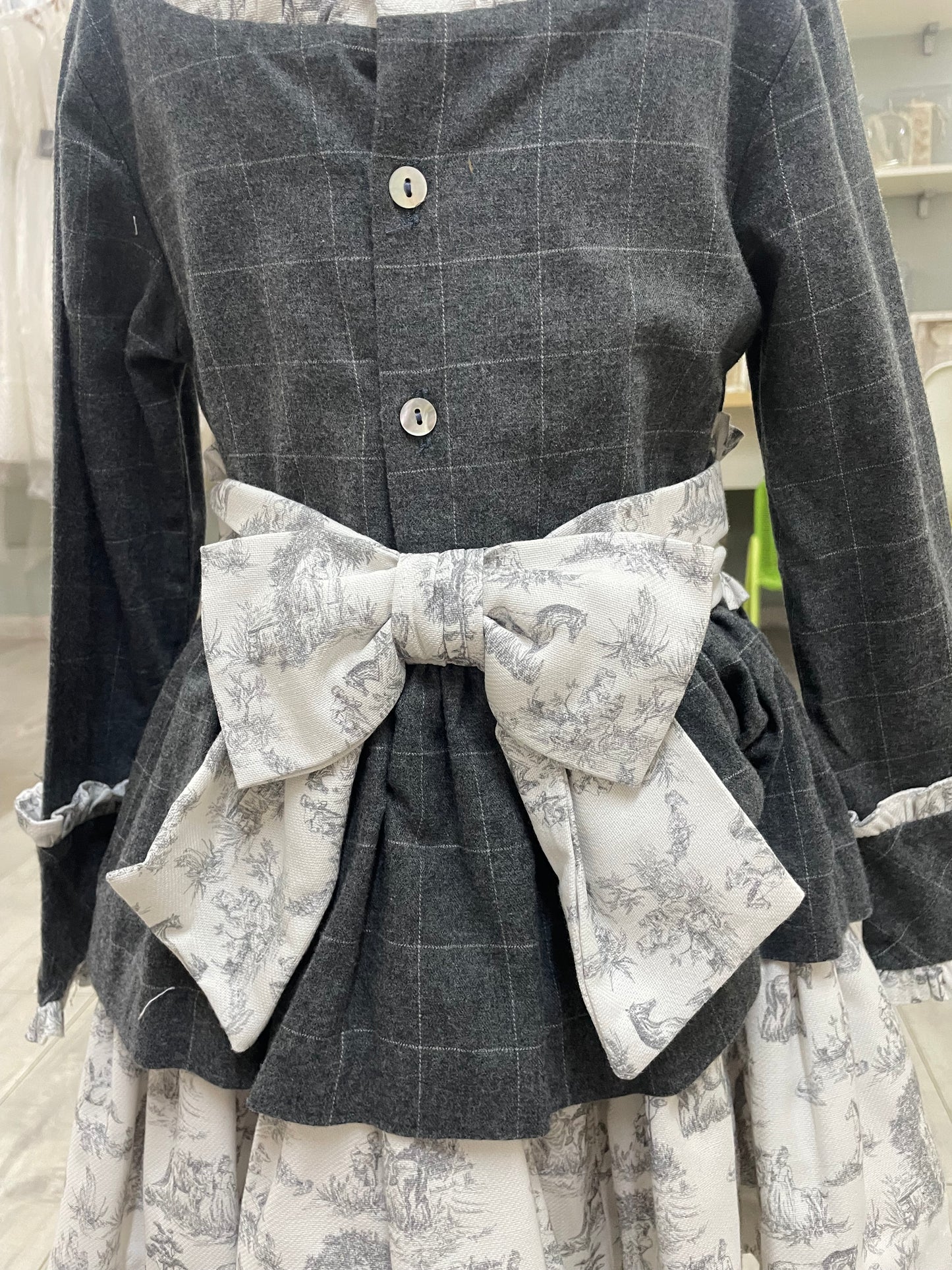 Vestido cuadros plomo cuello amplio y moño terciopelo