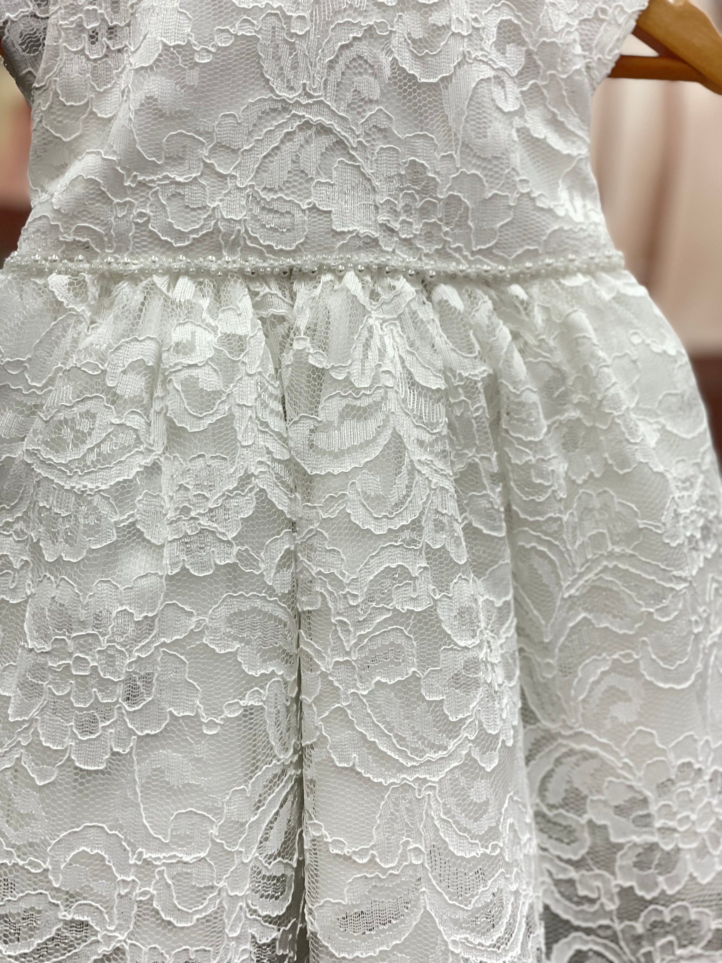 Vestido Off White de Encaje, Cinto con Perlas