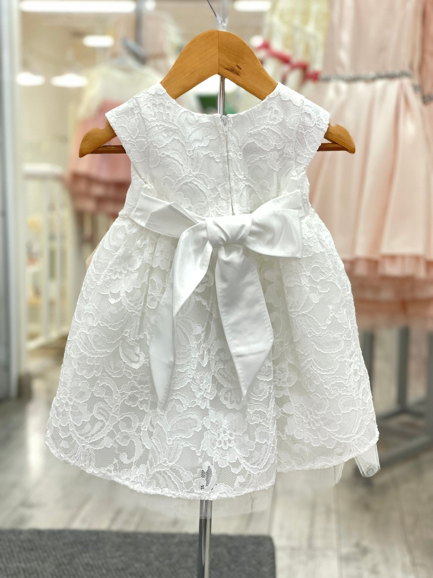 Vestido Off White de Encaje, Cinto con Perlas