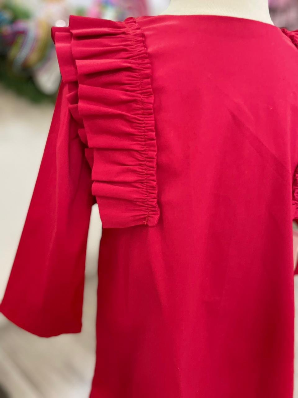 vestido manga larga color rojo, olanes en manga