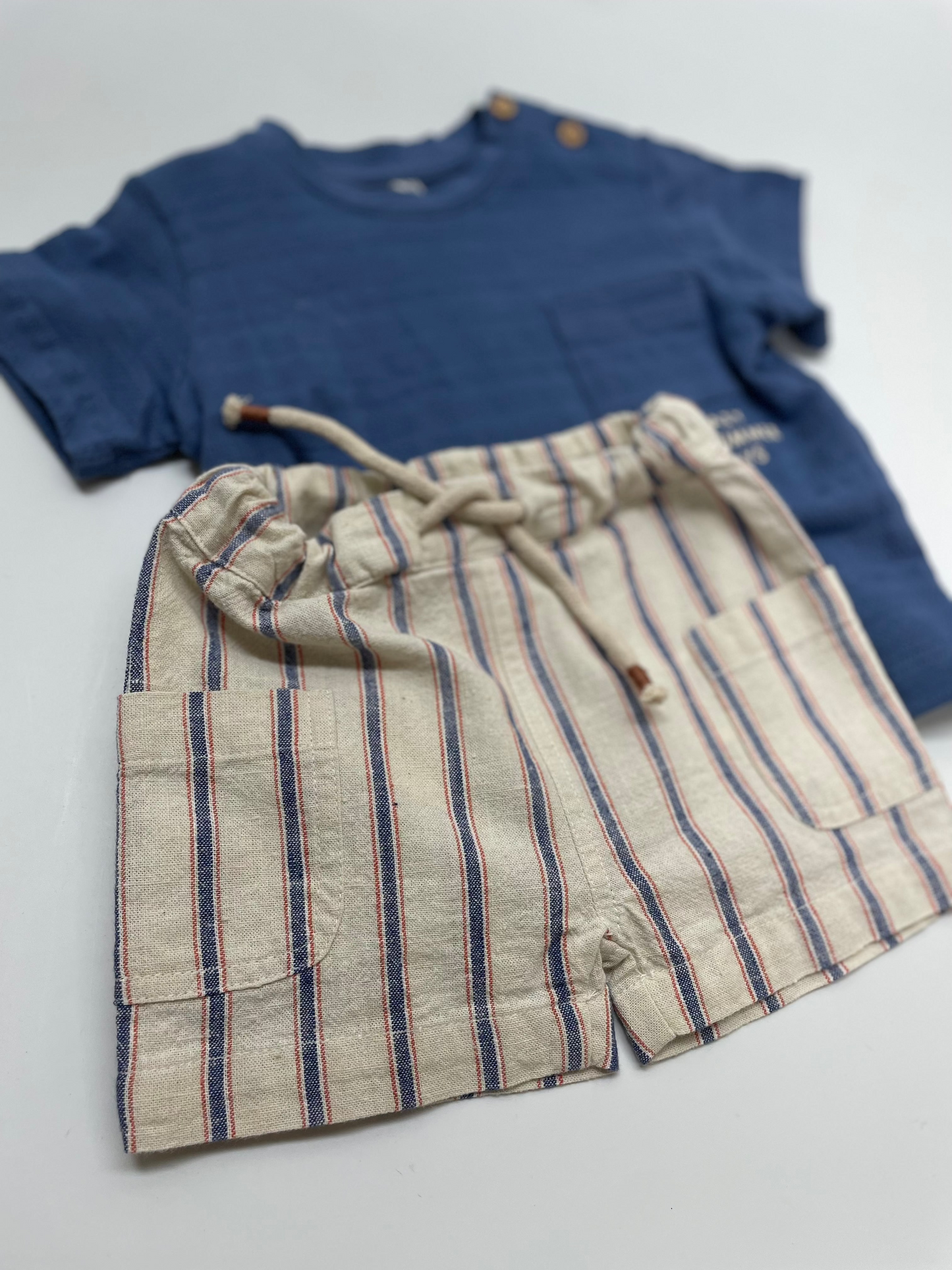 Set camiseta azul, lazy summer, short rayas crudo