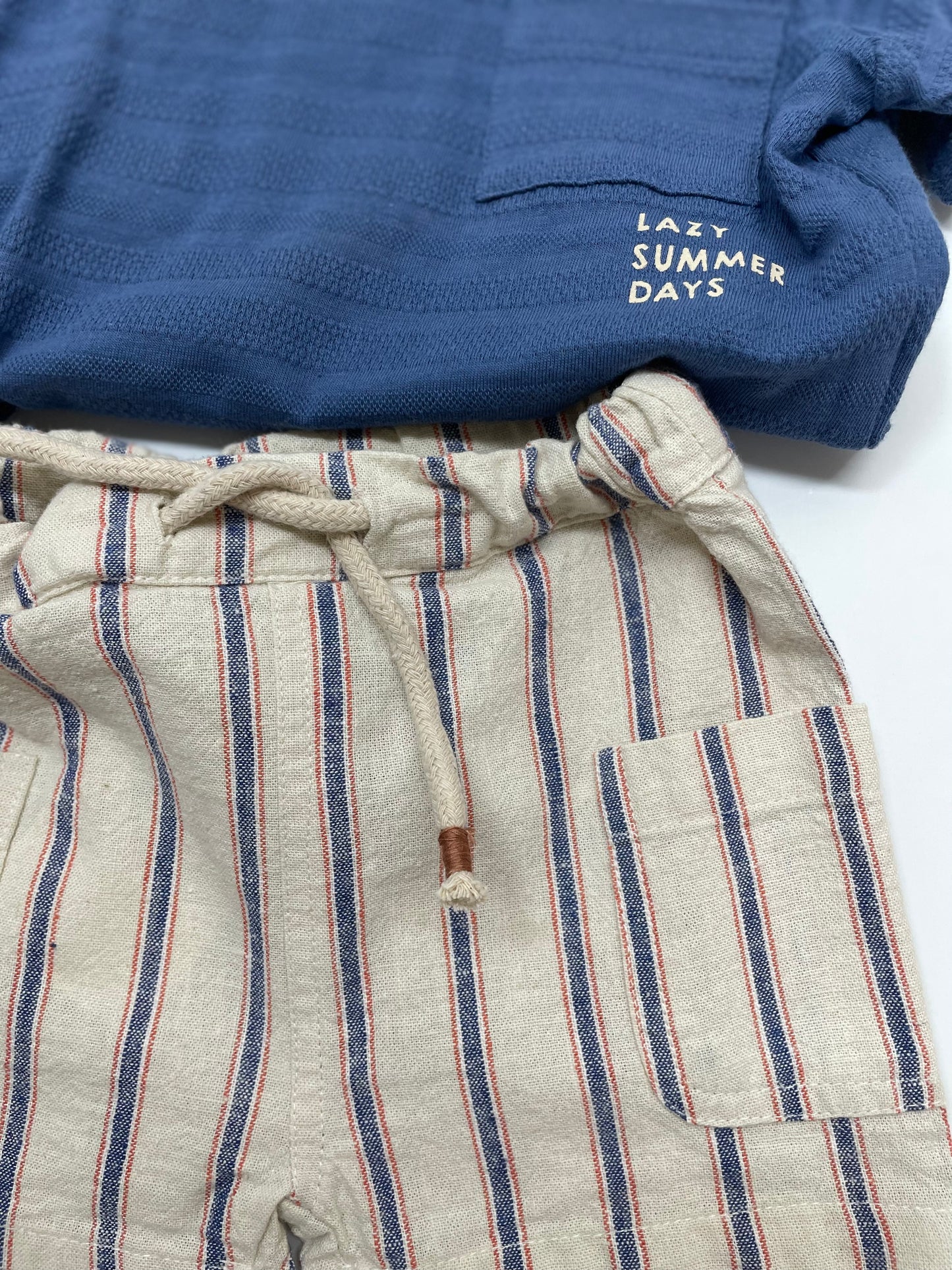 Set camiseta azul, lazy summer, short rayas crudo