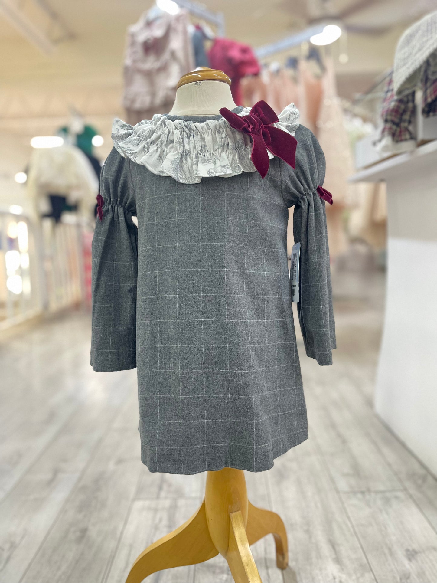 Vestido cuadros plomo cuello smoke moño terciopleo