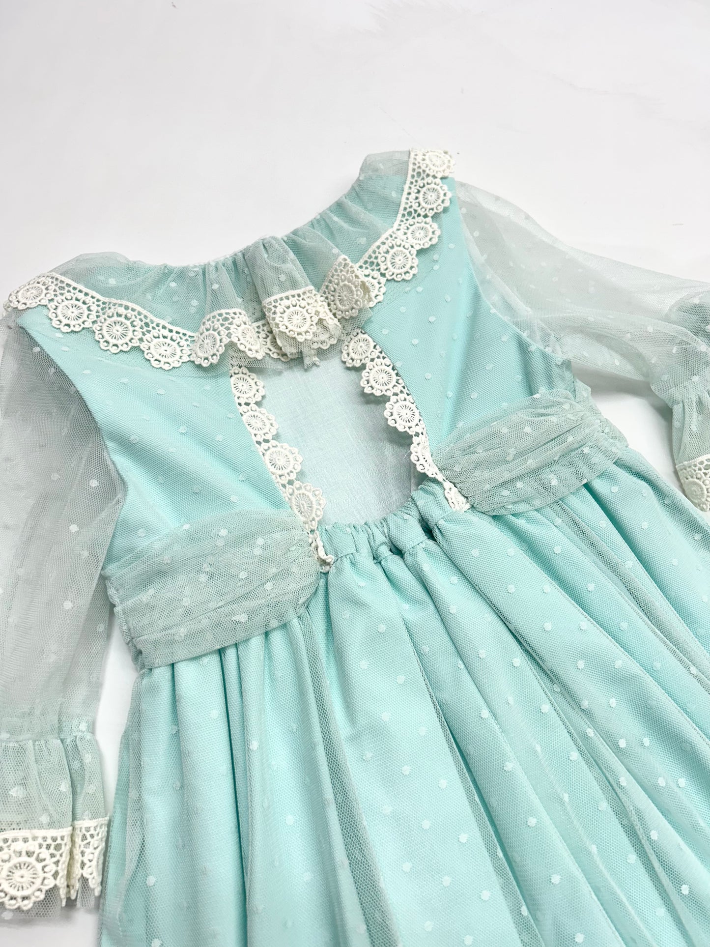 Vestido menta, tul, manga francesa