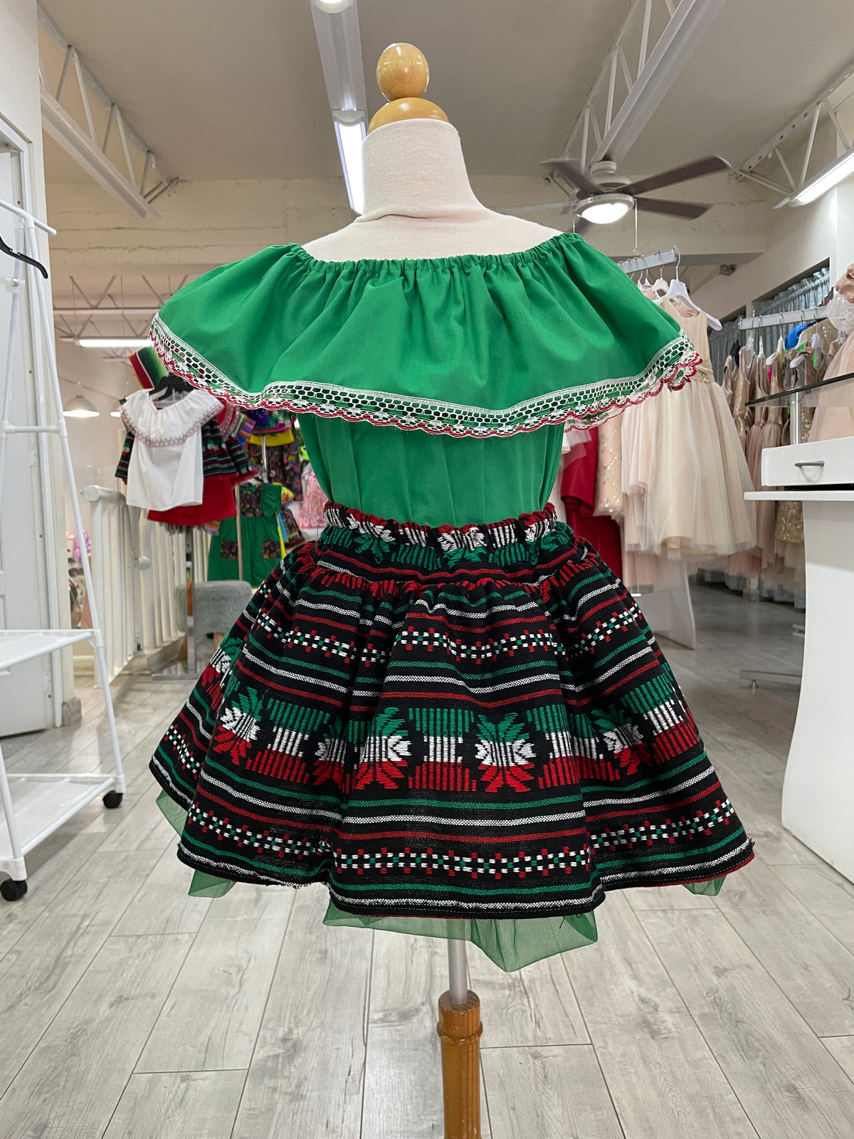 SET PATRIO TUTU CON BLUSA CAMPESINA VERDE ENCAJE TRICOLOR FALDA CAMBAYA NEGRA