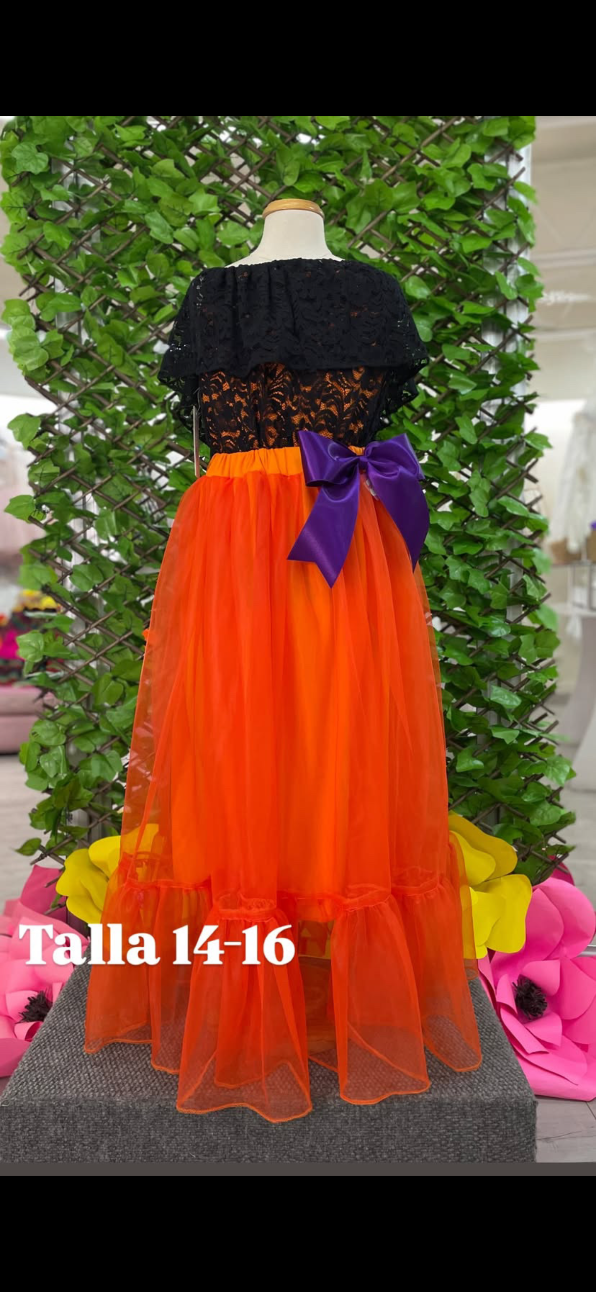 SET CATRINA BLUSAOLAN DE ENCAJE NEGRO Y FALDA TUL NARANJA