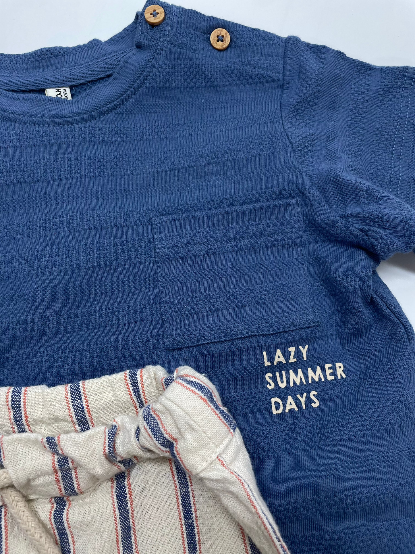 Set camiseta azul, lazy summer, short rayas crudo