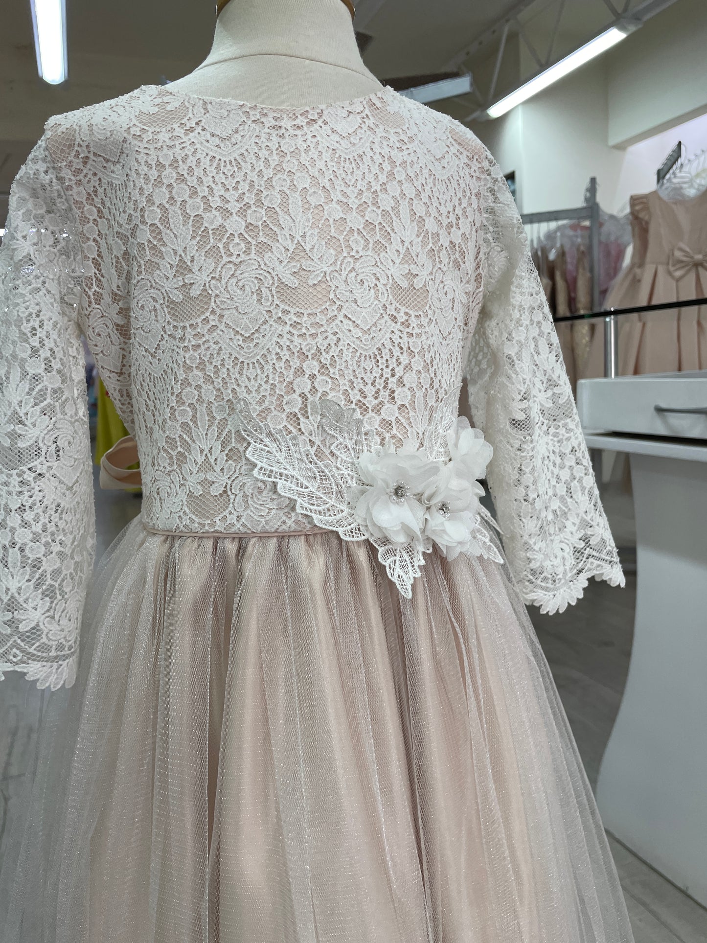 Vestido manga 3/4 color blush falda tul blusa encaje
