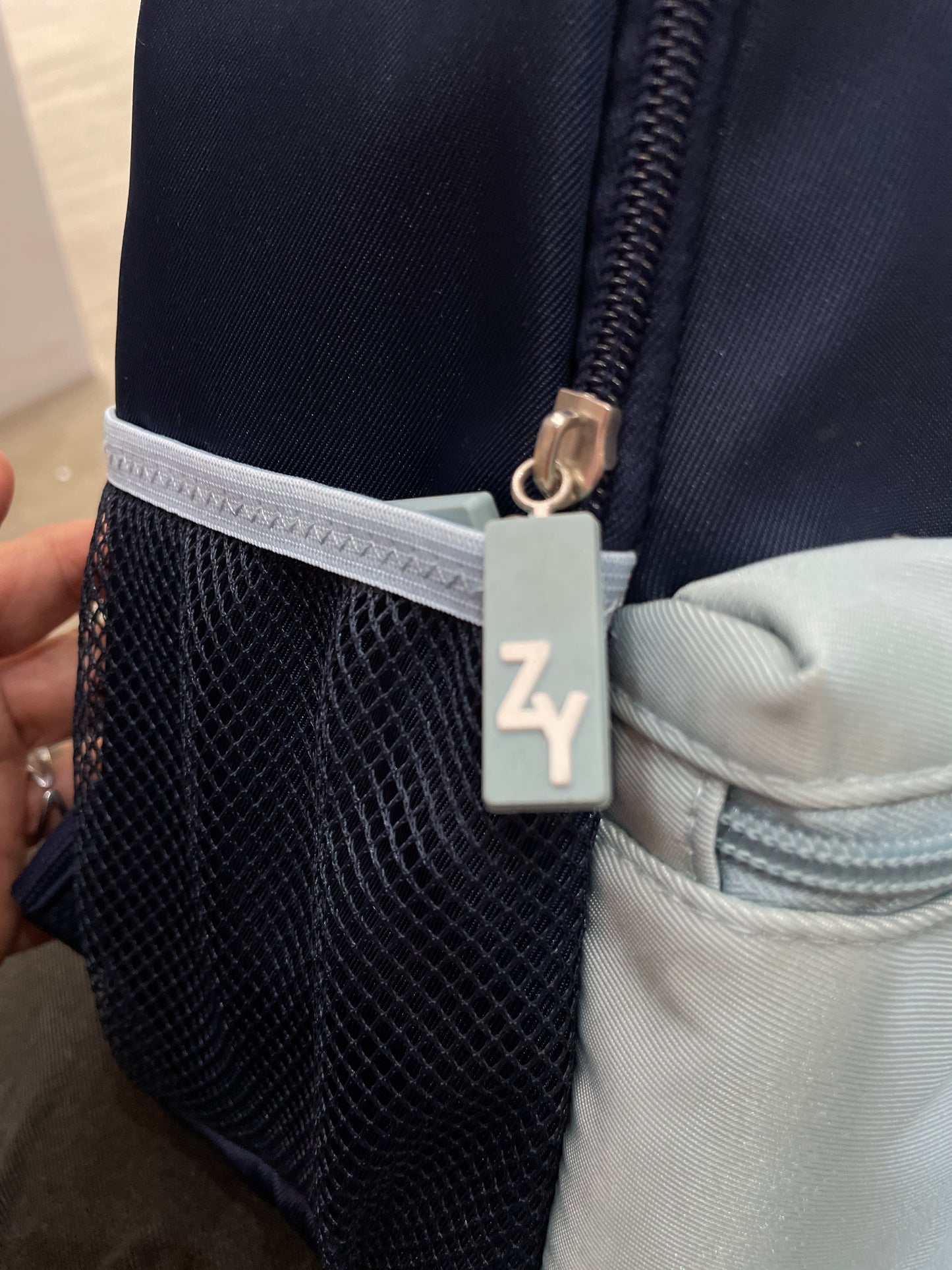 mochila azul con bolsas laterales