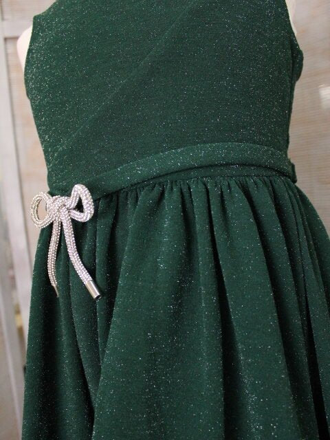 vestido verde con destellos metálicos