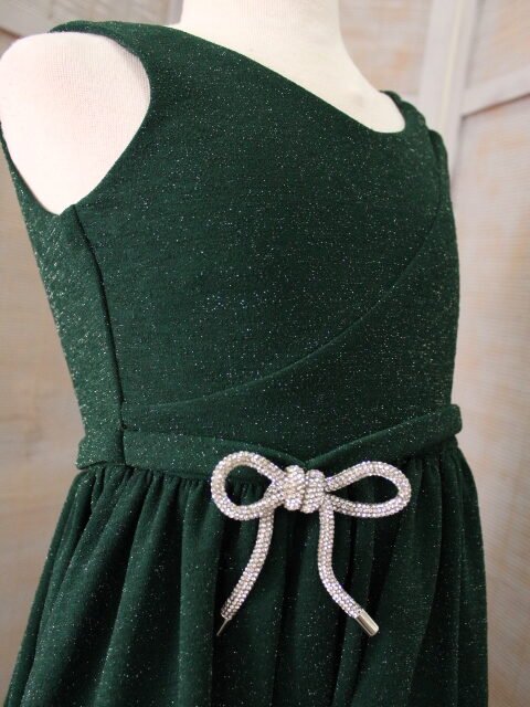 vestido verde con destellos metálicos