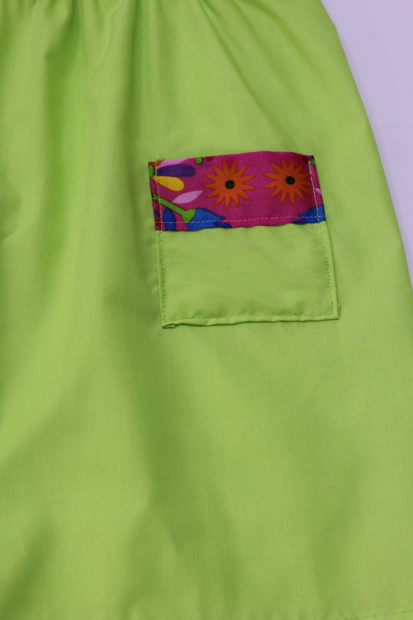 vestido patrio popelina verde limón, peto flores colores azul, amarillo, verde