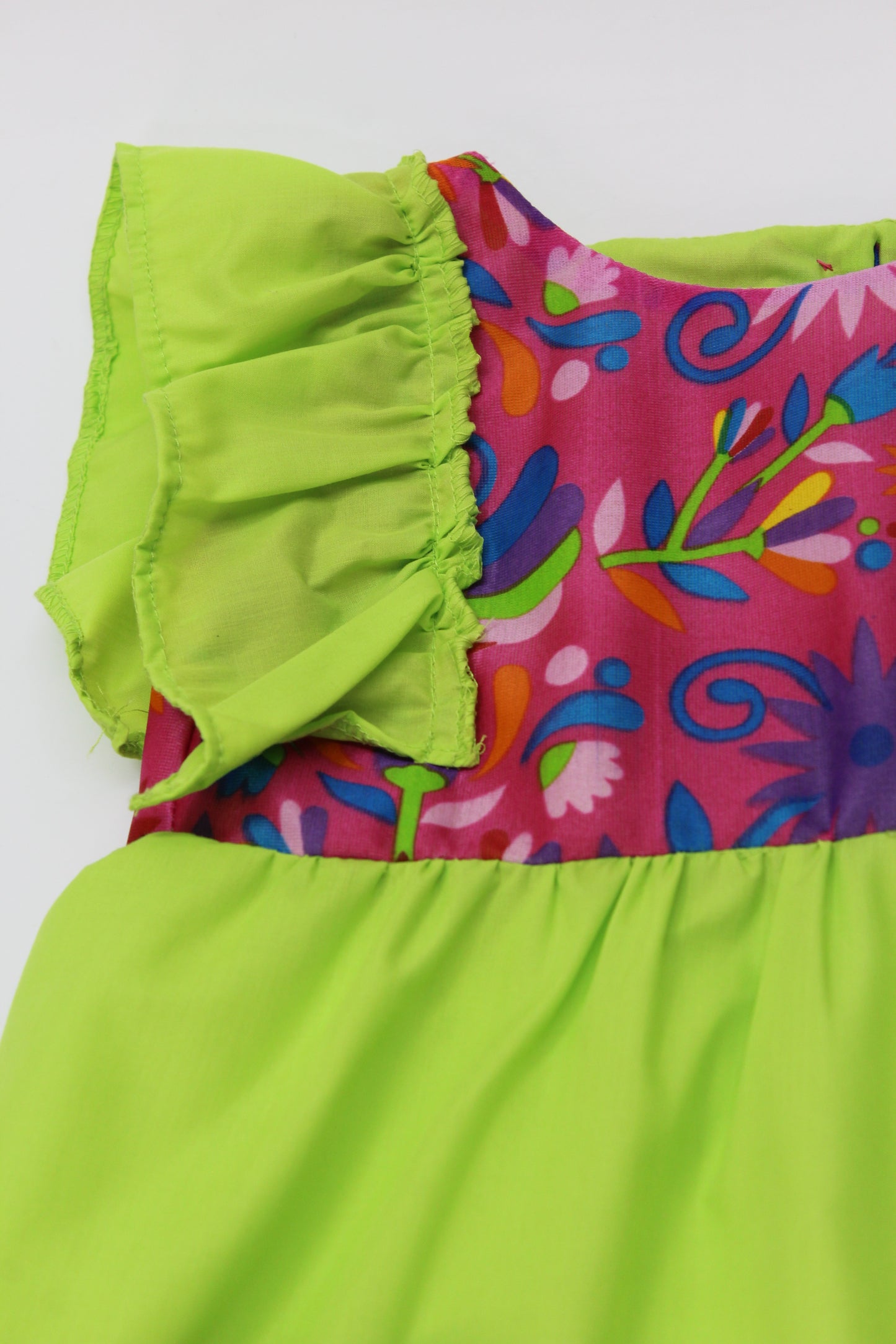 vestido patrio popelina verde limón, peto flores colores azul, amarillo, verde
