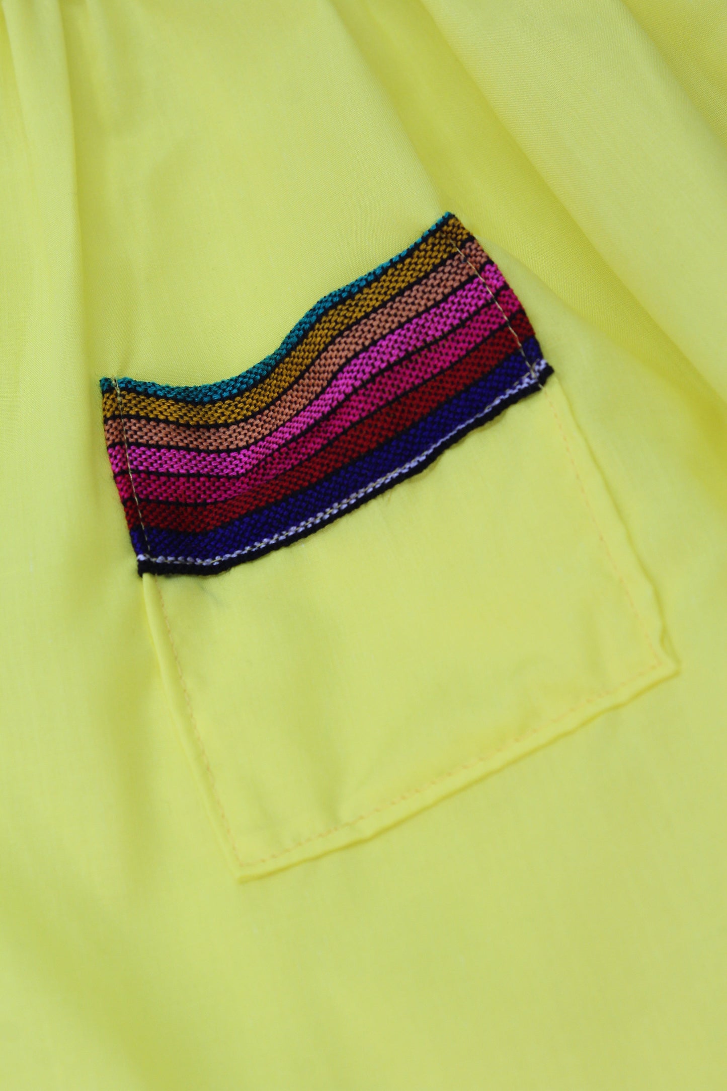 vestido patrio popelina amarillo con peto a rayas colores negro rosa