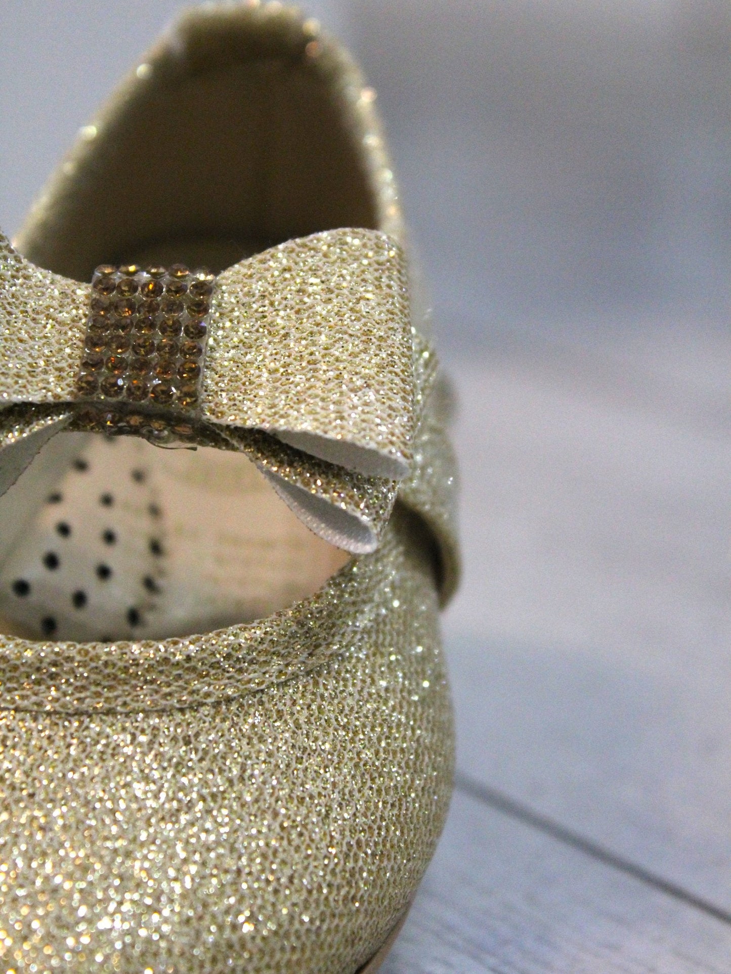 zapato color oro con moño al frente