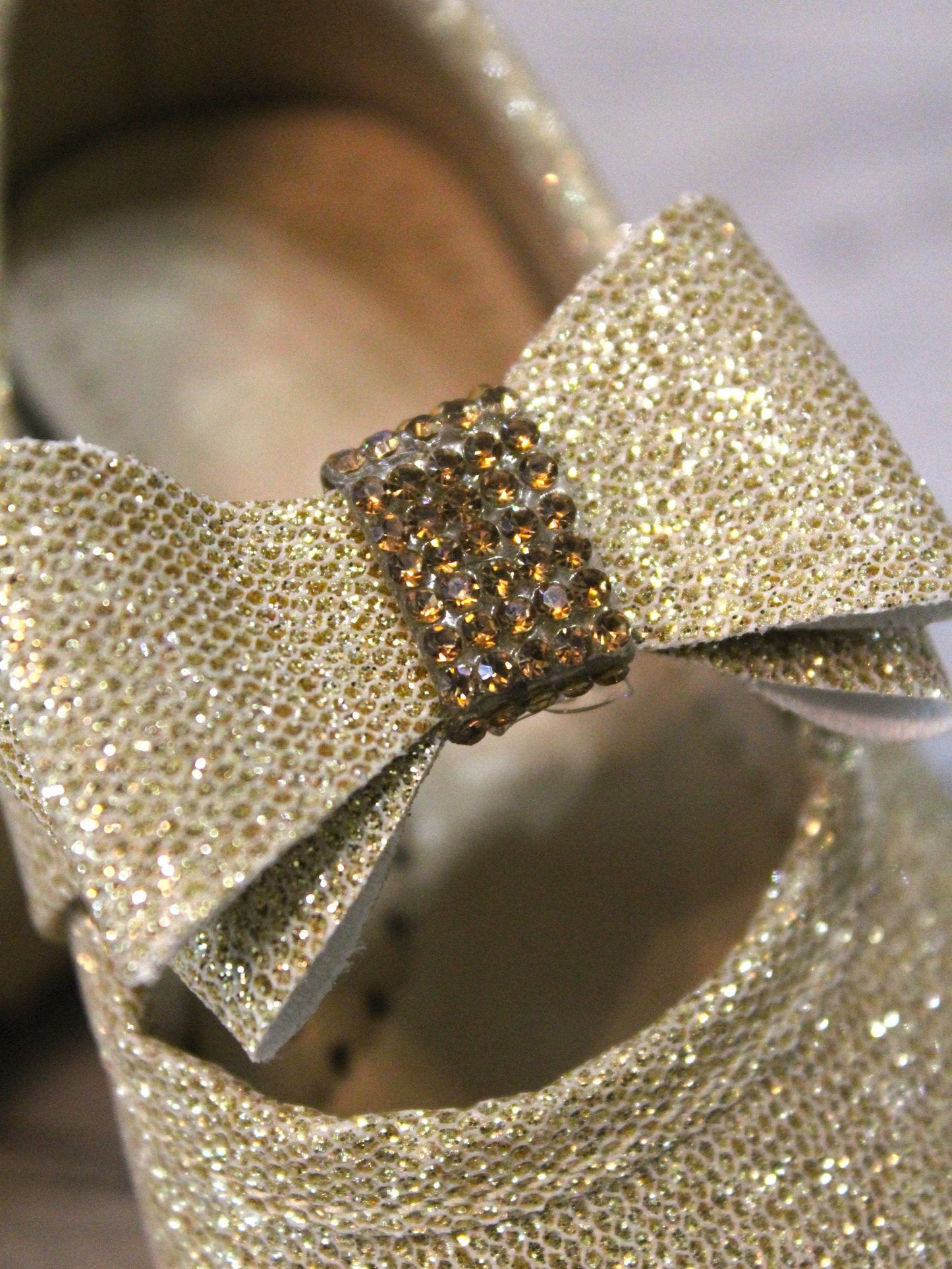 zapato color oro con moño al frente