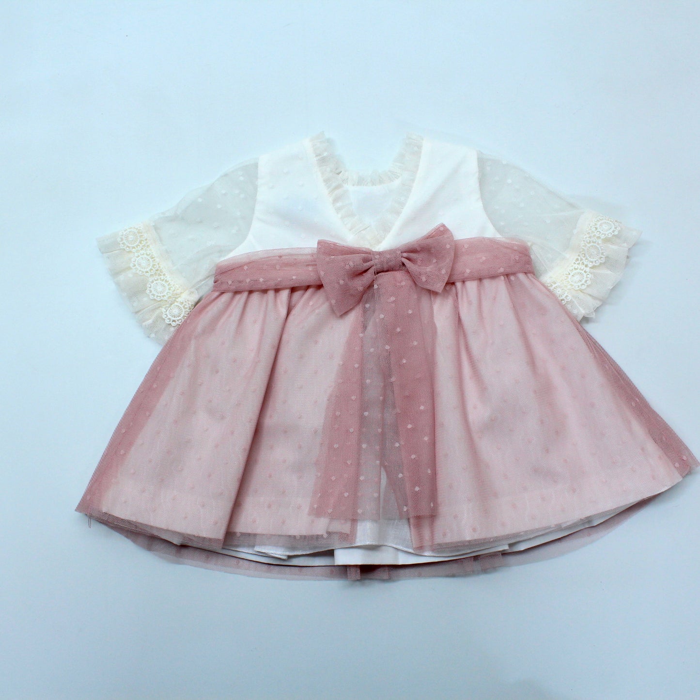 Vestido manga francesa, tonos blanco y rosa