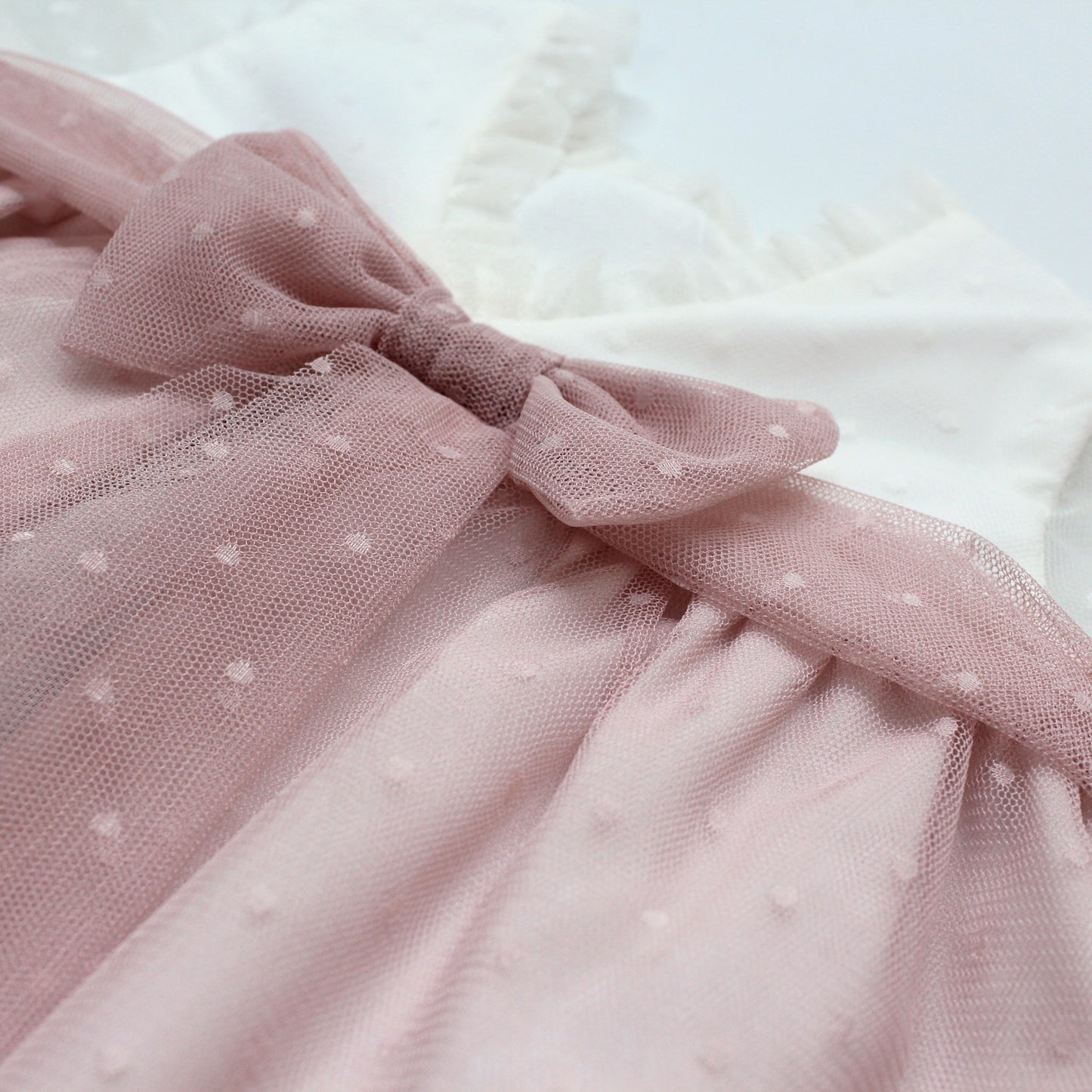 Vestido manga francesa, tonos blanco y rosa