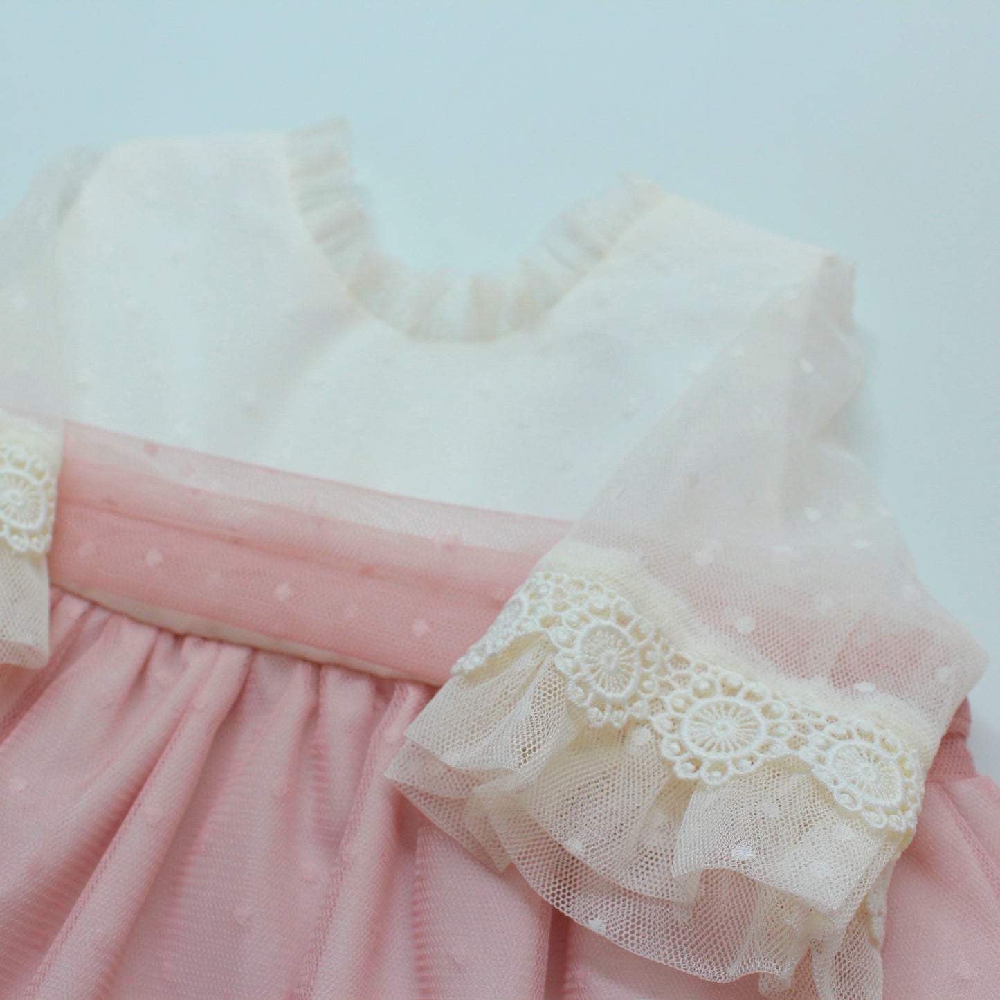 Vestido manga francesa, tonos blanco y rosa