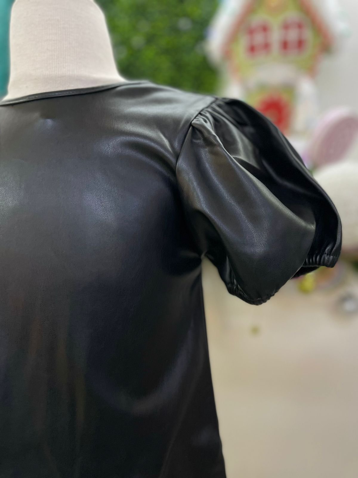 vestido polipiel negro, manga abultada.