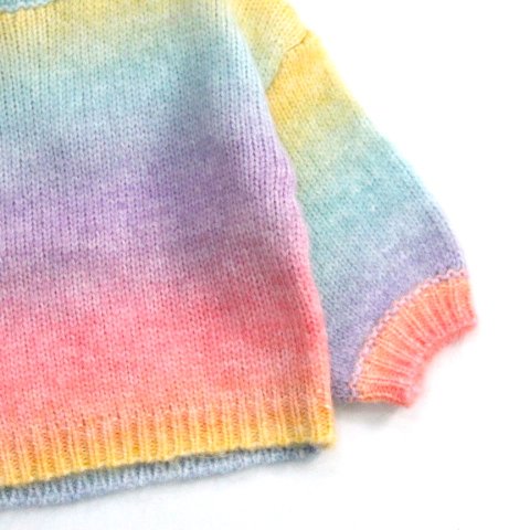 suéter de colores arcoiris para bebe