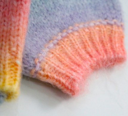 suéter de colores arcoiris para bebe