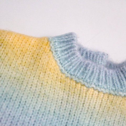 suéter de colores arcoiris para bebe