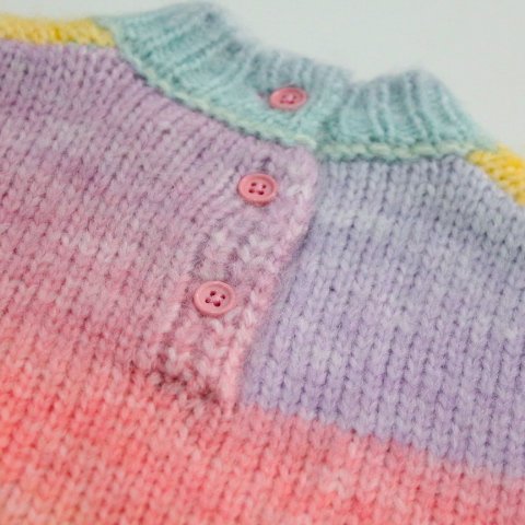 suéter de colores arcoiris para bebe