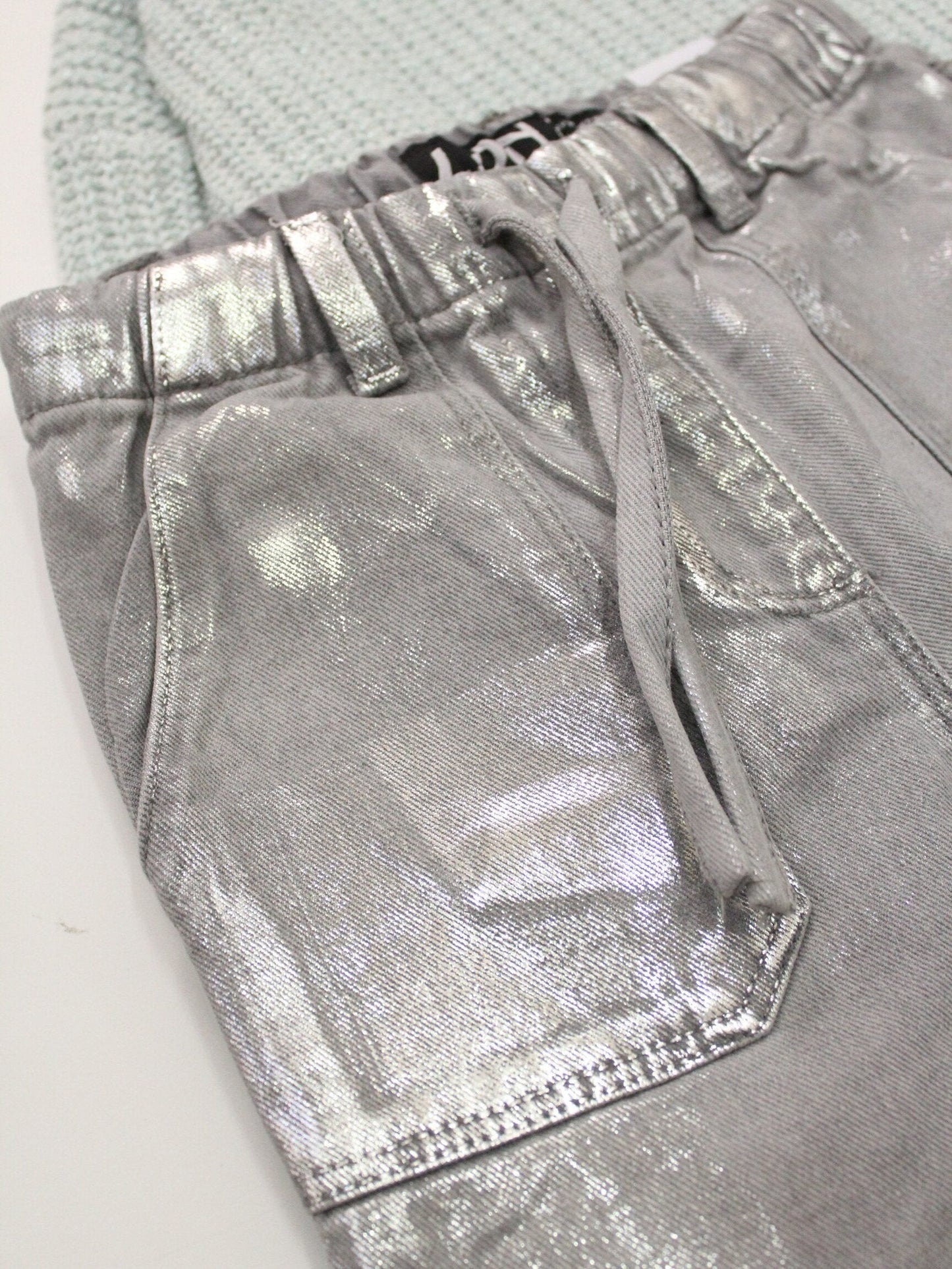 set suéter tejido y pantalón denim metálico