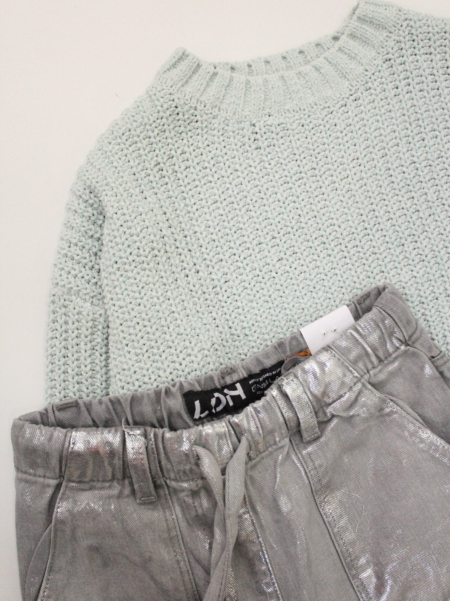 set suéter tejido y pantalón denim metálico