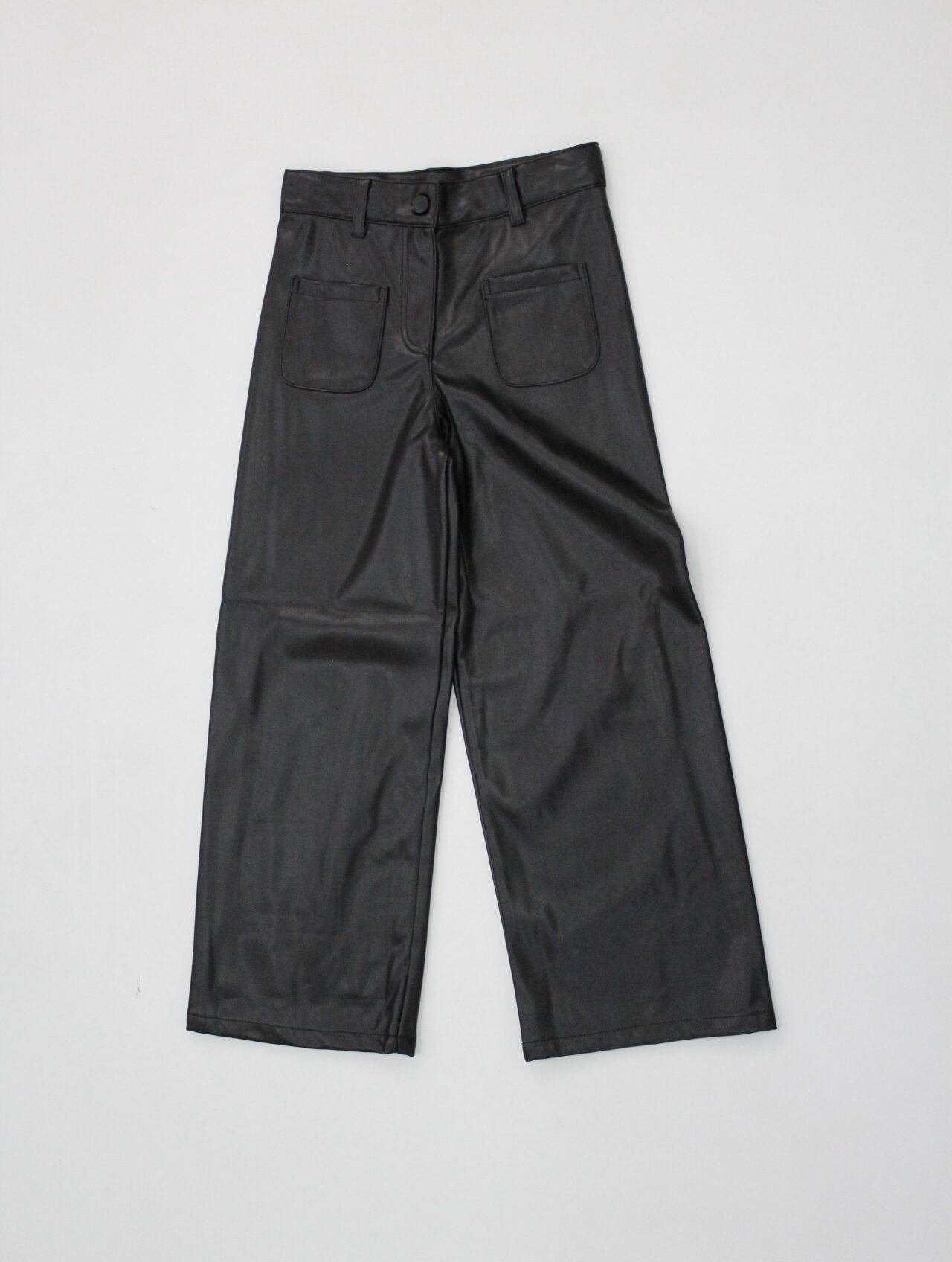 pantalón polipiel color negro con bolsas delanteras