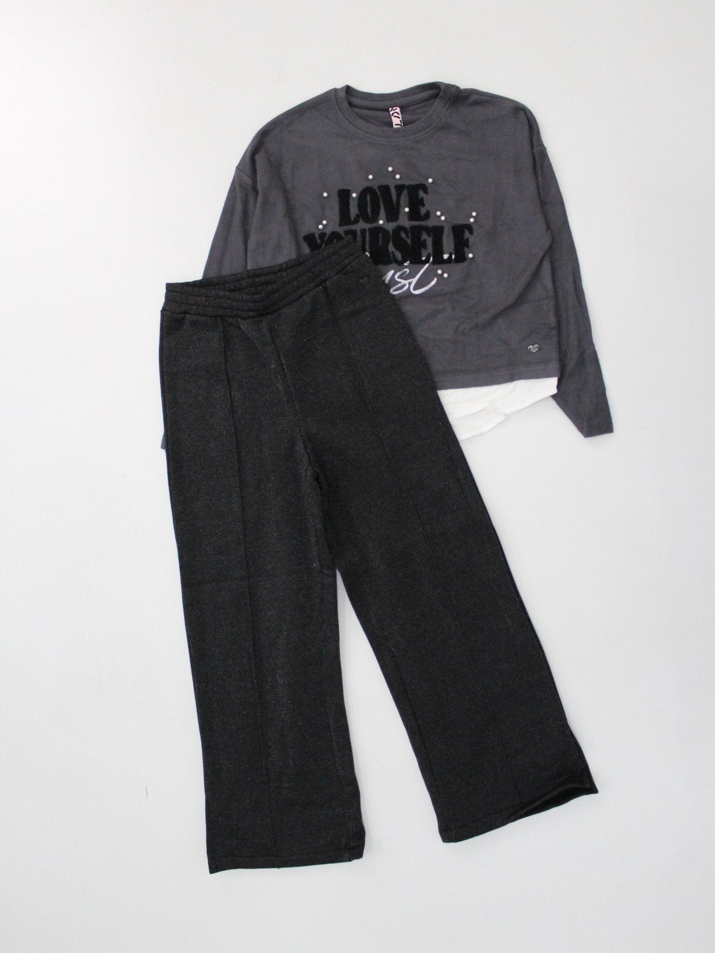 set sudadera gris y pantalón fleece negro