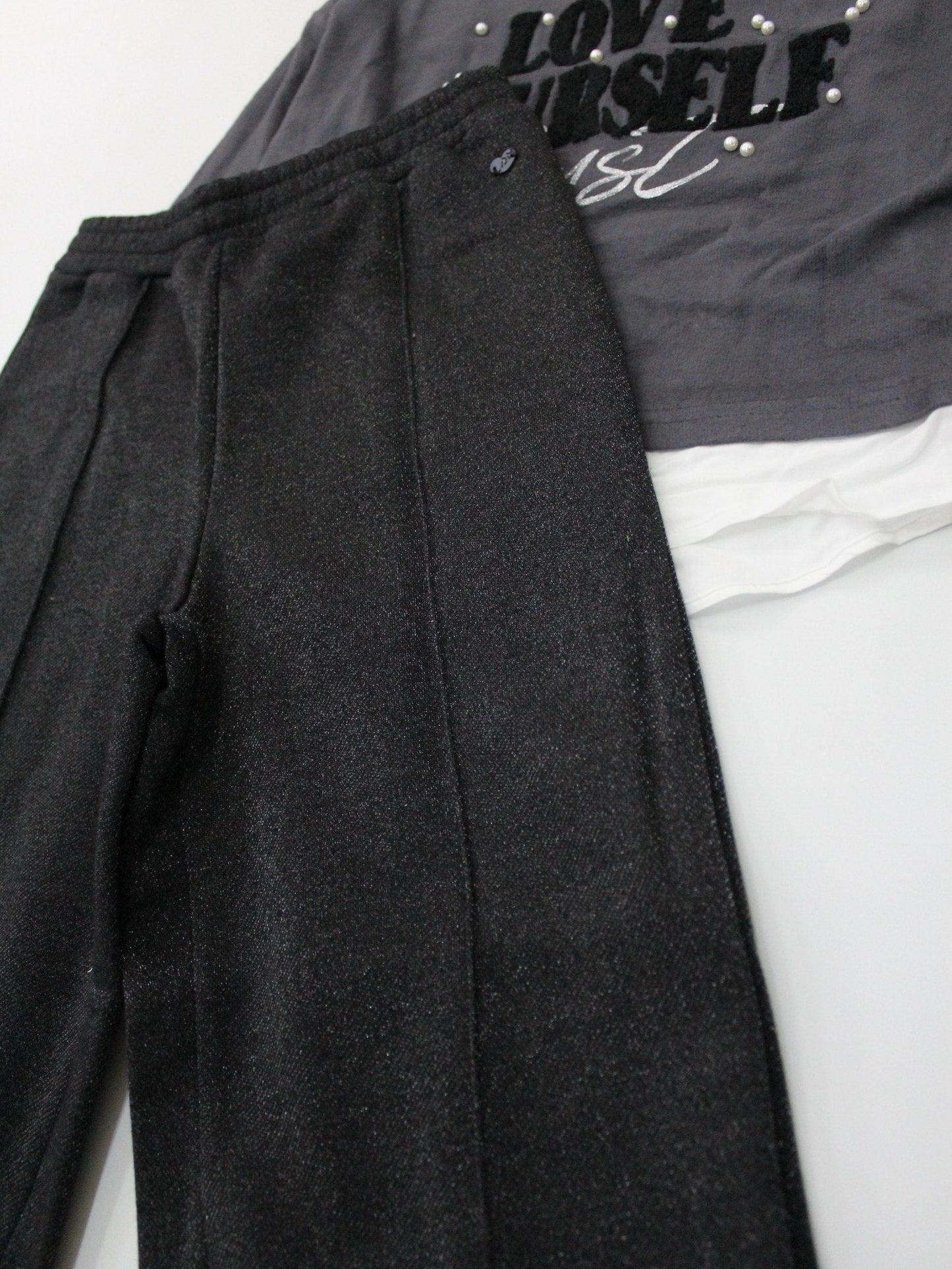 set sudadera gris y pantalón fleece negro