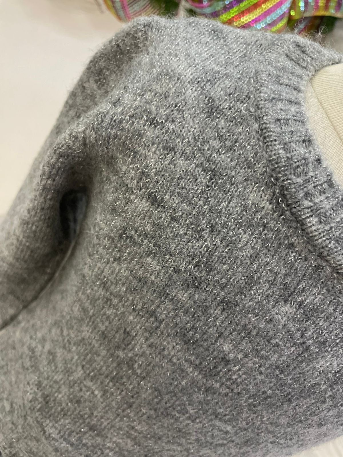 vestido tricót gris, manga larga, falda plisada