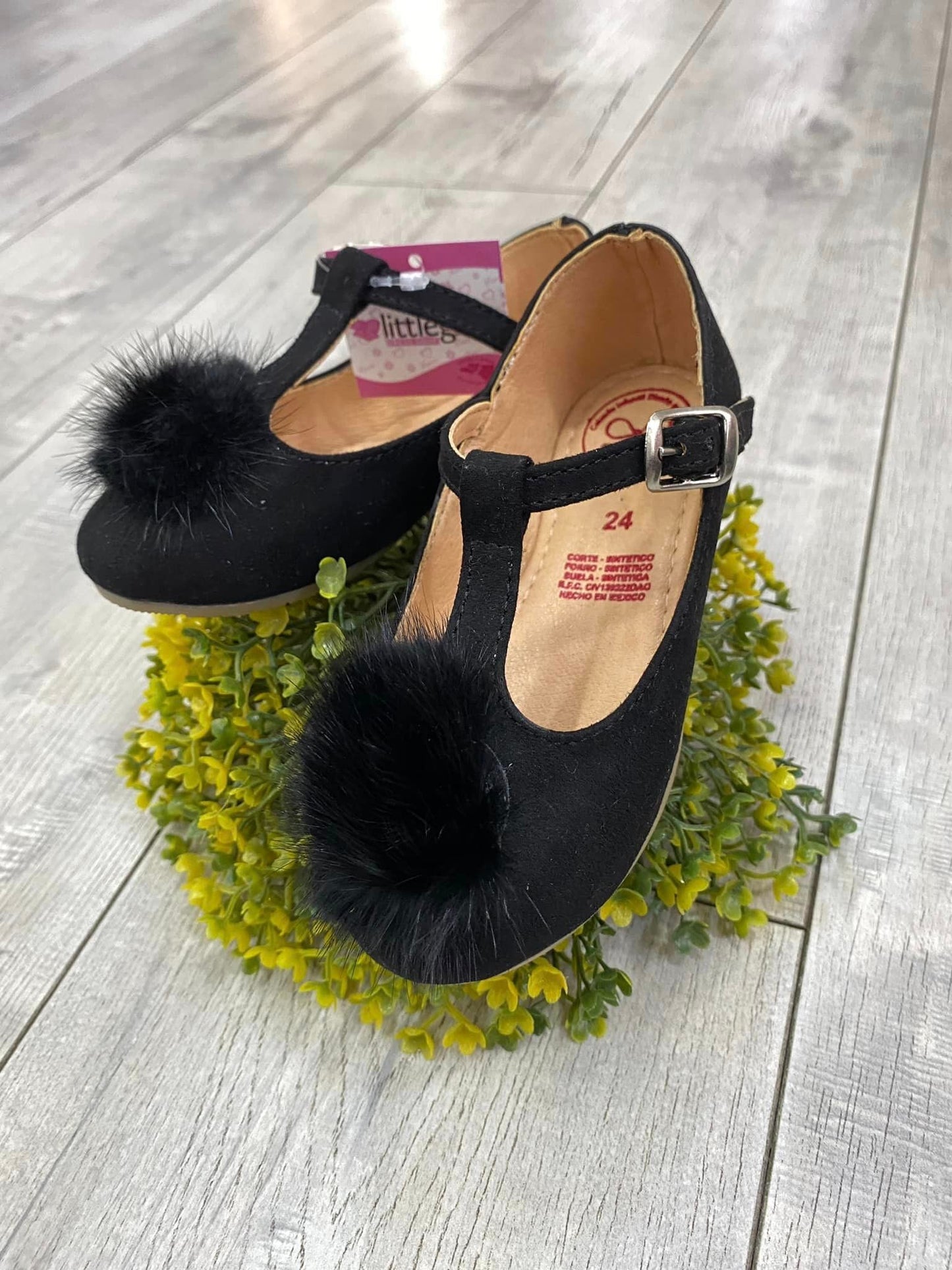 spañoletas color negro con pompon, cierre con hebilla