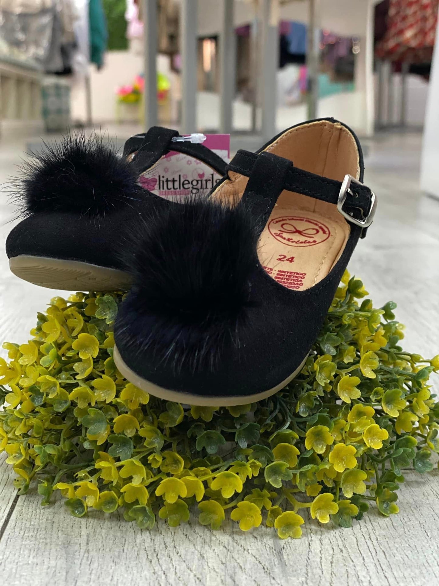 spañoletas color negro con pompon, cierre con hebilla