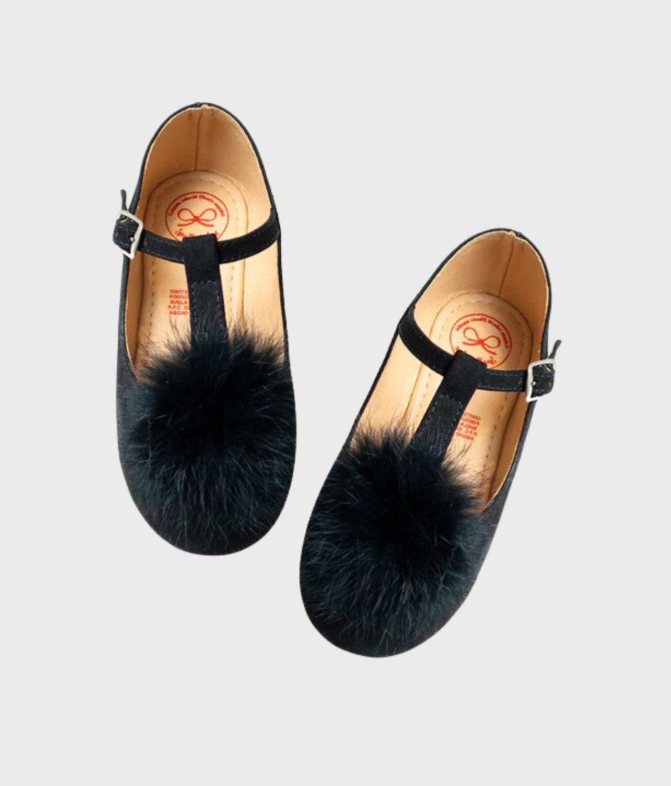 spañoletas color negro con pompon, cierre con hebilla